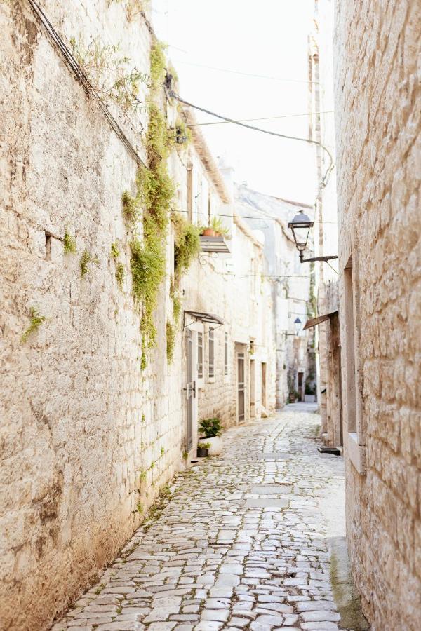 Studio-Appartements Emwey Trogir Exterior photo